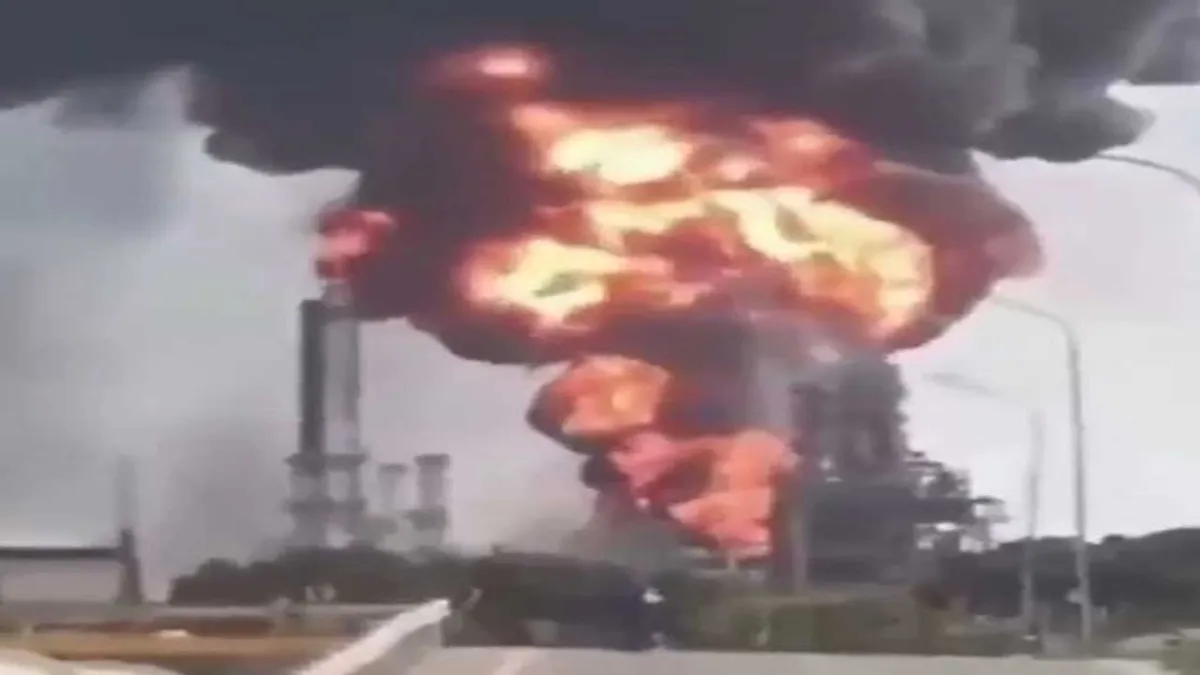 Venezuela'da petrol tesisinde patlama haberinin görseli