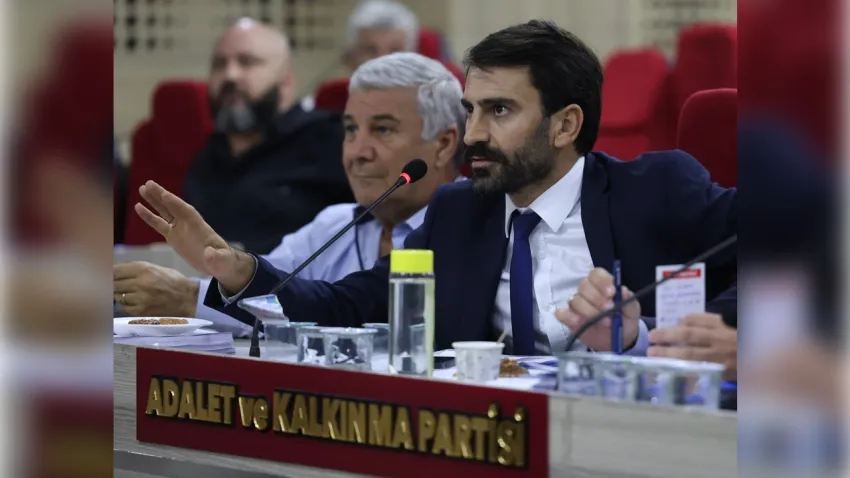 AK Partili Kişili'den Başkan Yıldız'a sert tepki: Yapılan hizmetler siyasi tercih değil yerel yönetimin vizyon meselesidir