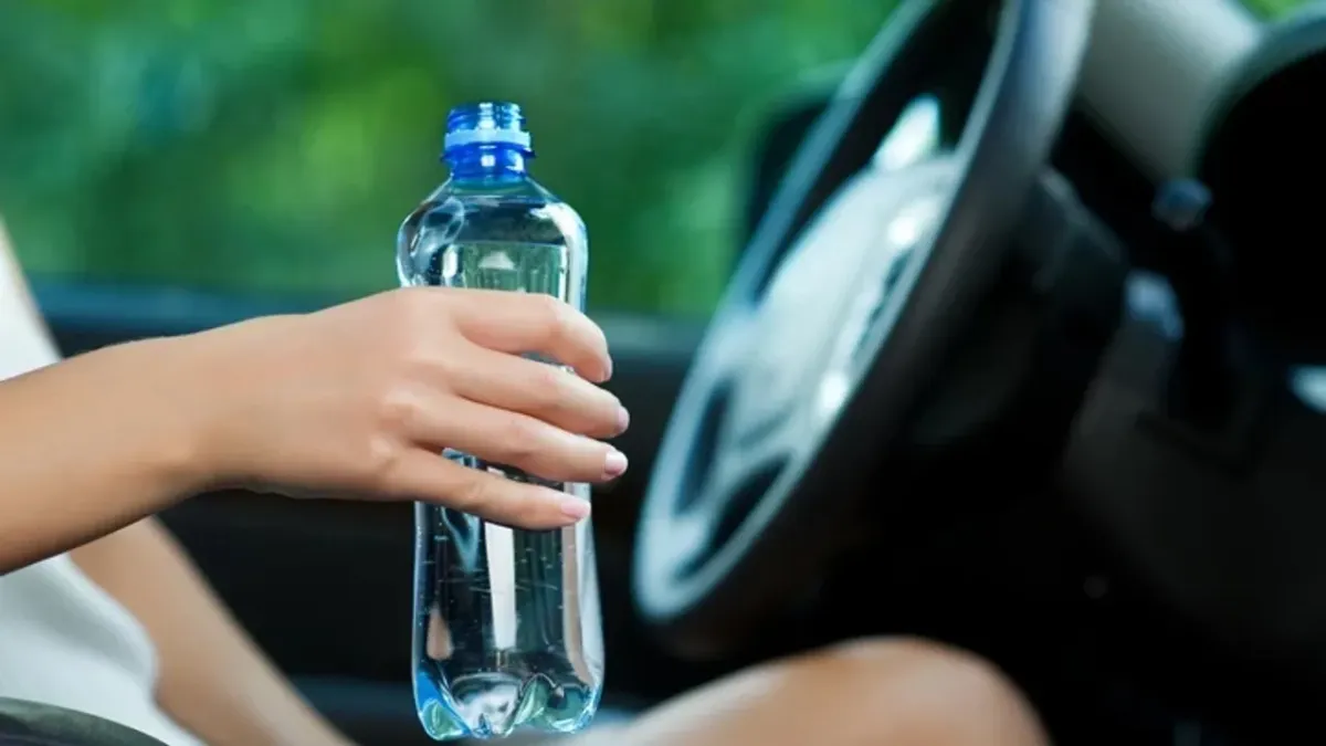 Araçta bırakılan su şişeleri büyük tehlike saçıyor: Kanser, kısırlık, kalp-damar hastalıkları… haberinin görseli