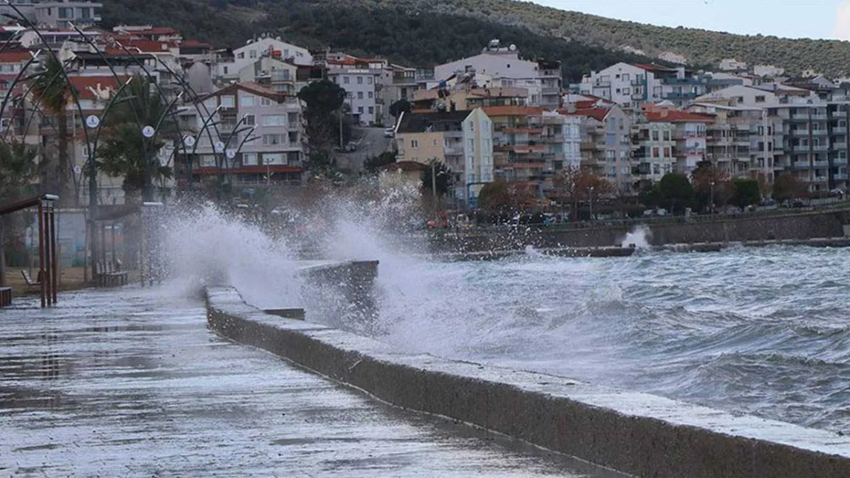 Ege kıyılarına gece saatlerinde sağanak uyarısı haberinin görseli