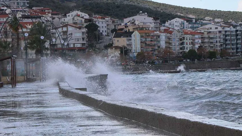 Ege kıyılarına gece saatlerinde sağanak uyarısı haberinin görseli