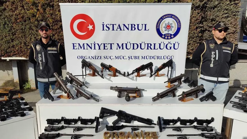 Motosikletli suç örgütüne büyük darbe: Ele geçirilen silahlar sergilendi haberinin görseli