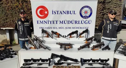 Motosikletli suç örgütüne büyük darbe: Ele geçirilen silahlar sergilendi