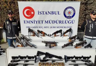 Motosikletli suç örgütüne büyük darbe: Ele geçirilen silahlar sergilendi