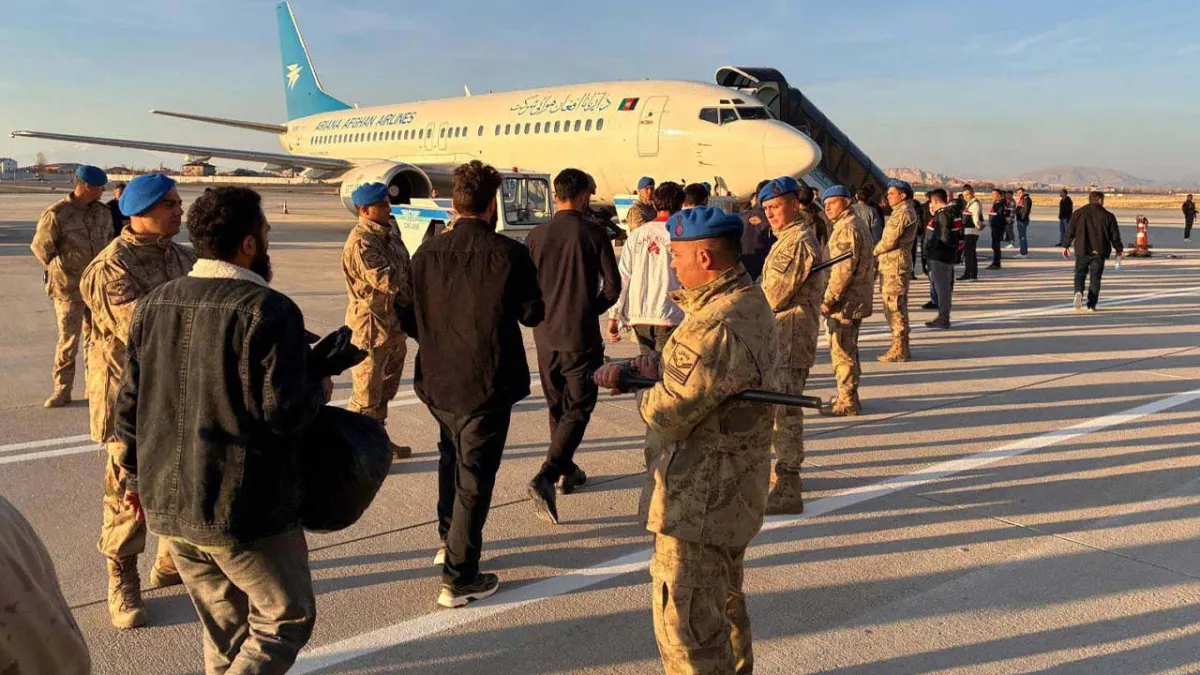Afganistan uyruklu 300 düzensiz göçmen ülkelerine gönderildi haberinin görseli