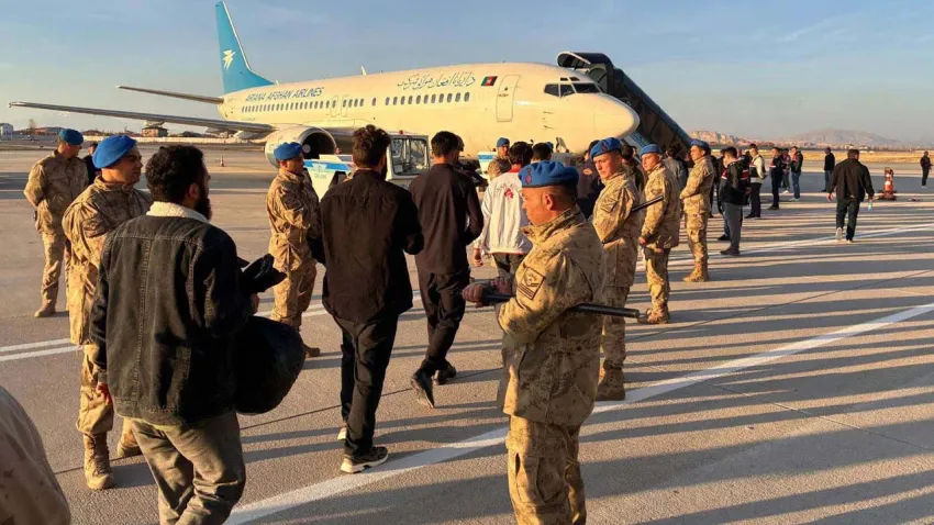 Afganistan uyruklu 300 düzensiz göçmen ülkelerine gönderildi haberinin görseli