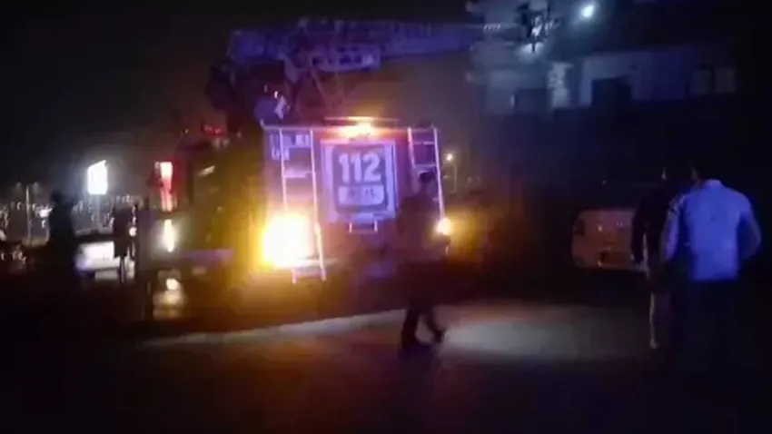 Apartmanın altındaki oto galeri yandı; binadan kaçmaya çalışan 2 kişi öldü haberinin görseli