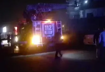 Apartmanın altındaki oto galeri yandı; binadan kaçmaya çalışan 2 kişi öldü