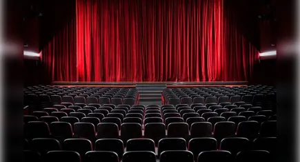 ‘Gece Yarısı Kütüphanesi’ İzmir’de izleyicisiyle buluşuyor