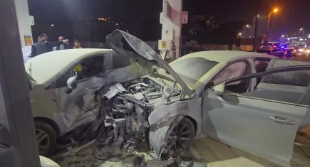 İstanbul’da facianın eşiğinden dönüldü: Otomobil akaryakıt istasyonuna daldı