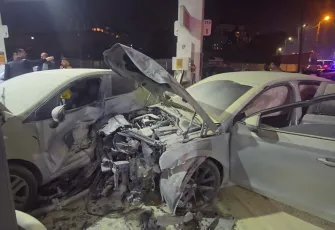 İstanbul’da facianın eşiğinden dönüldü: Otomobil akaryakıt istasyonuna daldı