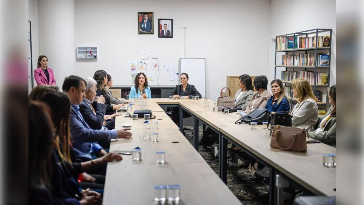 İzmirli başkan eşleri Bayraklı’daki buluşmada bir araya geldi haberinin görseli