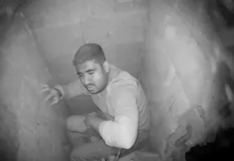 Kablo çekerken havalandırma boşluğuna düştü, duvar kırılarak kurtarıldı