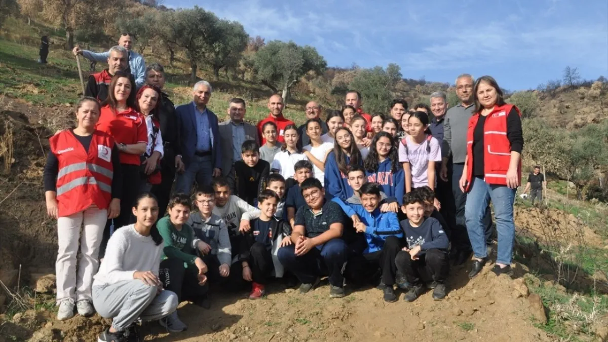 Öğrenciler harçlıklarıyla zeytin fidanı aldı: Ödemiş’te yanan ormanlar için umut oldular haberinin görseli