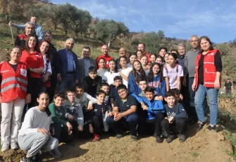 Öğrenciler harçlıklarıyla zeytin fidanı aldı: Ödemiş’te yanan ormanlar için umut oldular