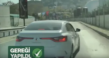 Başka aracın önünü kesmeye çalışan trafik magandası yakalandı