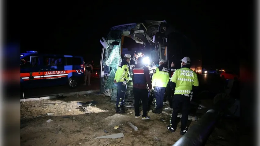Denizli'de kaza: Yolcu otobüsü ile minibüs çarpıştı haberinin görseli