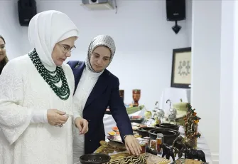 Emine Erdoğan’dan Yunus Emre Enstitüsü ziyareti 