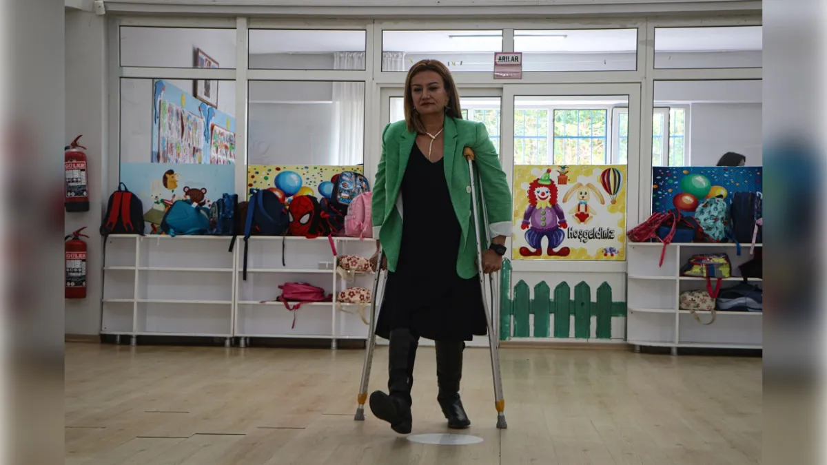 Hilal öğretmenin azmi, öğrencilerine güç veriyor haberinin görseli