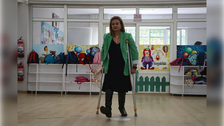 Hilal öğretmenin azmi, öğrencilerine güç veriyor haberinin görseli