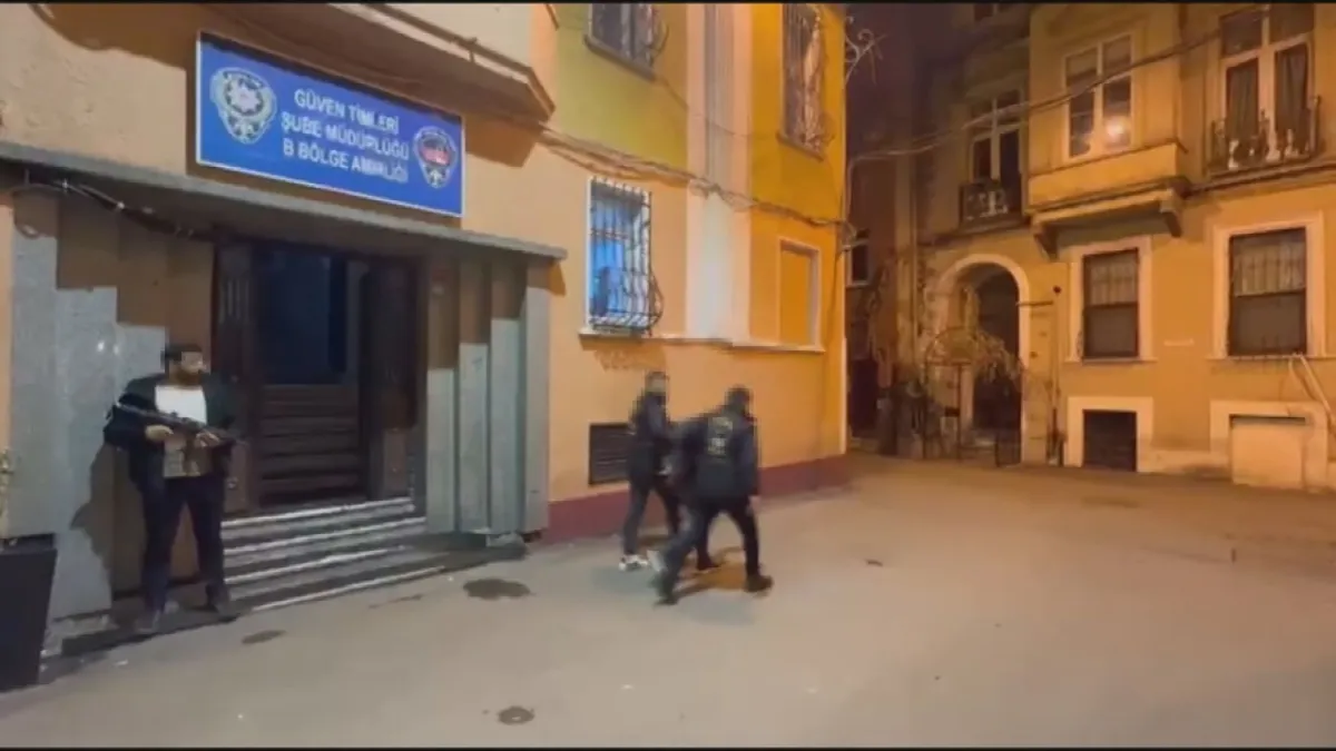 İstanbul'da uyurken telefon çalan şüpheliye suçüstü! haberinin görseli