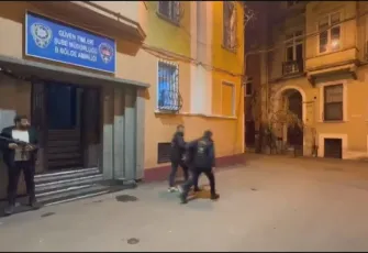 İstanbul'da uyurken telefon çalan şüpheliye suçüstü!