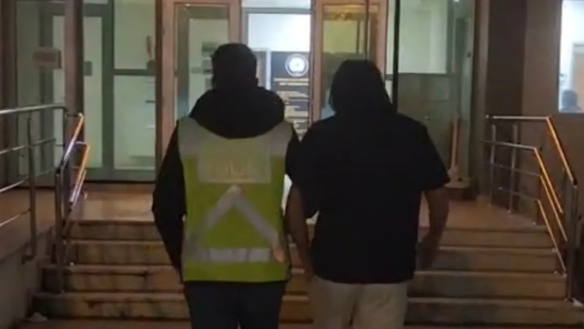 İzmir’de trafik tartışması: Otomobile levye ile saldıran 2 şüpheli gözaltında haberinin görseli