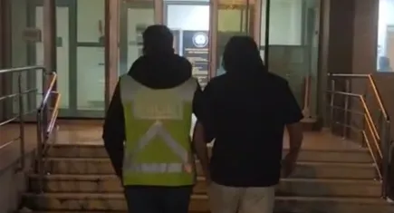 İzmir’de trafik tartışması: Otomobile levye ile saldıran 2 şüpheli gözaltında