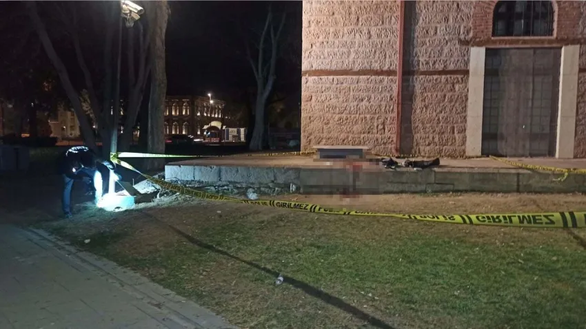Konya Şehir Meydanı’nda ‘Ne oturuyorsunuz?’ tartışması kanlı bitti haberinin görseli