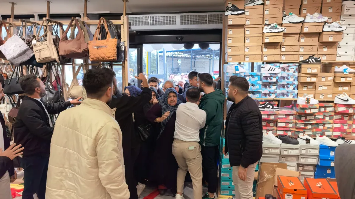 Mağaza açılışında izdiham: 10 TL’ye ürün satın almak isteyen vatandaşlar birbirini ezdi haberinin görseli