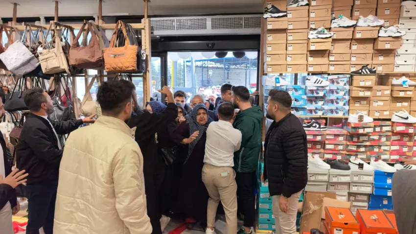 Mağaza açılışında izdiham: 10 TL’ye ürün satın almak isteyen vatandaşlar birbirini ezdi haberinin görseli