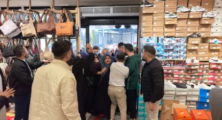 Mağaza açılışında izdiham: 10 TL’ye ürün satın almak isteyen vatandaşlar birbirini ezdi