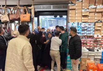 Mağaza açılışında izdiham: 10 TL’ye ürün satın almak isteyen vatandaşlar birbirini ezdi