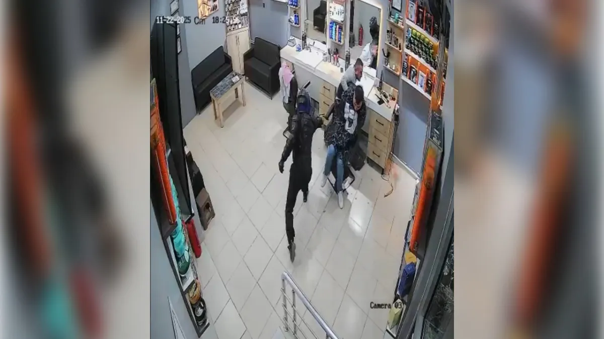 Sinop'ta berbere giren kasklı kişi dehşeti yaşattı haberinin görseli