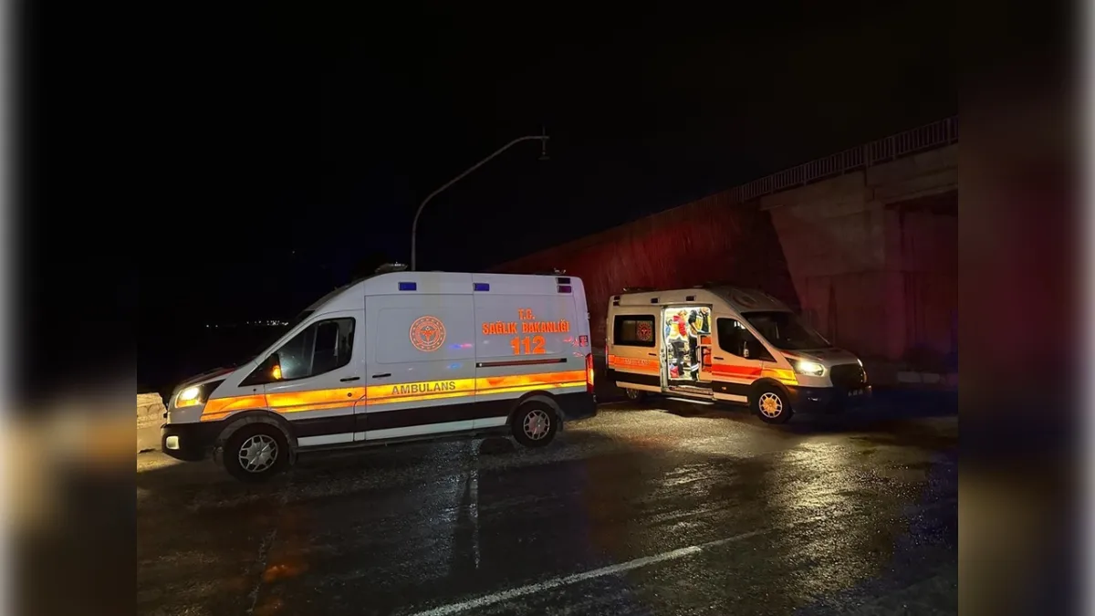 Uşak’ta köprülü kavşak yakınında kaza: Biri bebek 10 yaralı haberinin görseli