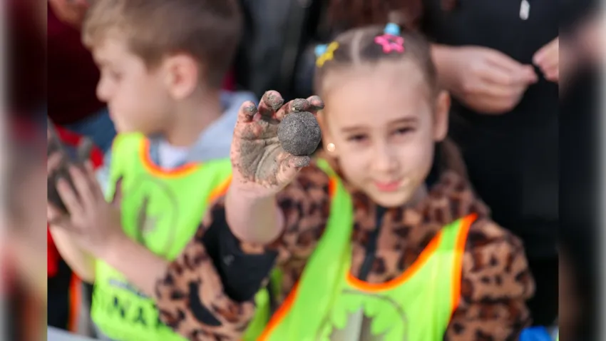 Yanan alanlara minik ellerden destek: Buca’mızı yeniden yeşertmeye devam edeceğiz 