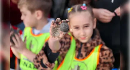 Yanan alanlara minik ellerden destek: Buca’mızı yeniden yeşertmeye devam edeceğiz 