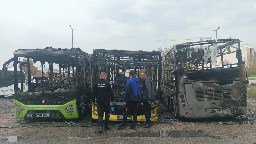 Yetkili servise bırakılan servis otobüsü alev aldı: Yangın belediye otobüslerine sıçradı haberinin görseli