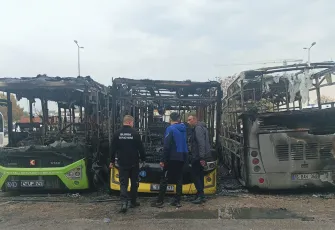 Yetkili servise bırakılan servis otobüsü alev aldı: Yangın belediye otobüslerine sıçradı
