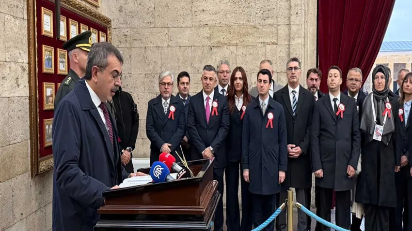 Bakan Tekin, öğretmenlerle Anıtkabir'i ziyaret etti haberinin görseli