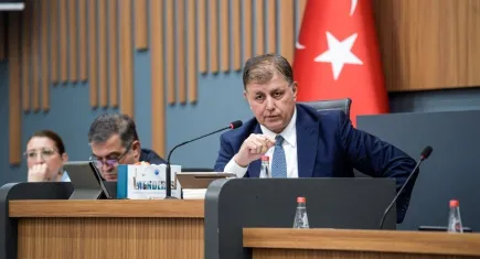 Başkan Tugay’dan huzurevi talimatı: Zammı kaldırın