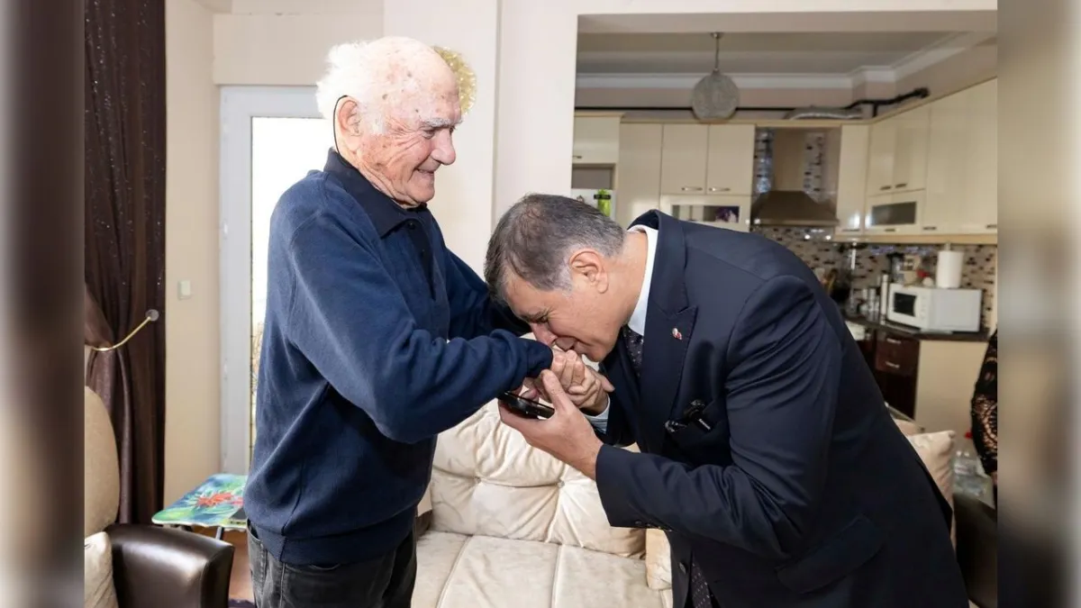 Cemil Tugay'dan vefa: Yıllar sonra lise öğretmeni ile bir araya geldi haberinin görseli