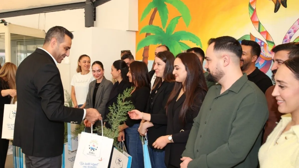 Çiğli'de Öğretmenler Günü'nde anlamlı kutlama: Başkan Yıldız'dan fidan hediyesi haberinin görseli