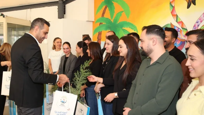 Çiğli'de Öğretmenler Günü'nde anlamlı kutlama: Başkan Yıldız'dan fidan hediyesi