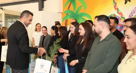 Çiğli'de Öğretmenler Günü'nde anlamlı kutlama: Başkan Yıldız'dan fidan hediyesi