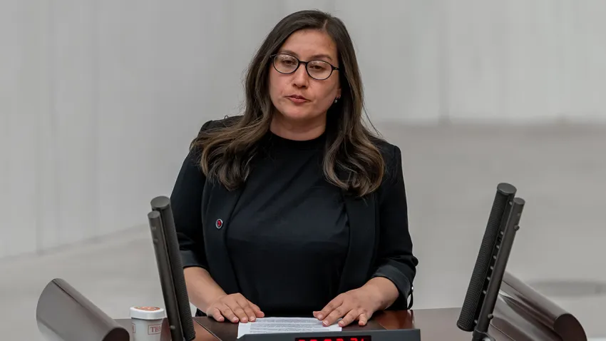 DEM Parti İzmir Milletvekili Burcugül Çubuk Kimdir? Hayatı, eğitimi ve siyasi kariyeri