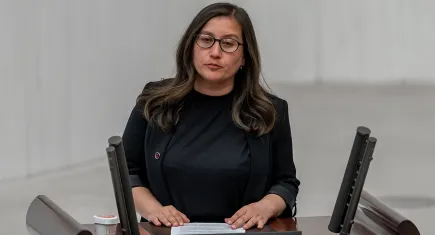 DEM Parti İzmir Milletvekili Burcugül Çubuk Kimdir? Hayatı, eğitimi ve siyasi kariyeri