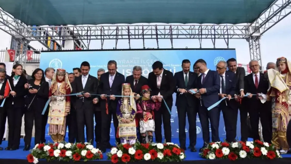 İzmir’de eğitimde devrim: Robotik ve yapay zeka destekli okullar açıldı haberinin görseli