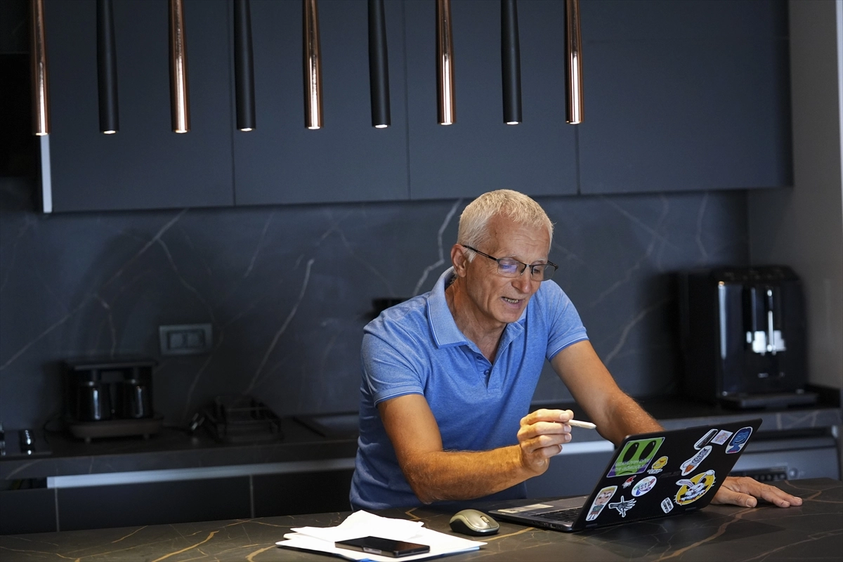 İzmir’de lise öğretmenleri, üniversite sınavına hazırlanan öğrencilere gönüllü ders veriyor başlıklı video haberin görseli