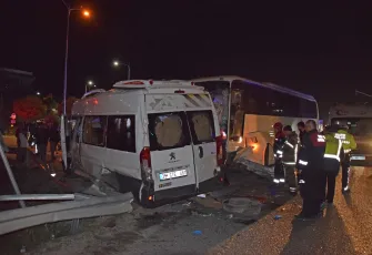 İzmir haber: İşçi servisi ile otobüs çarpıştı, 13 kişi yaralandı